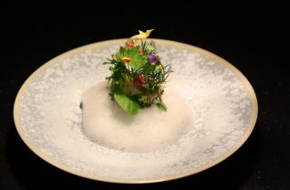 お皿と料理の舞台演出