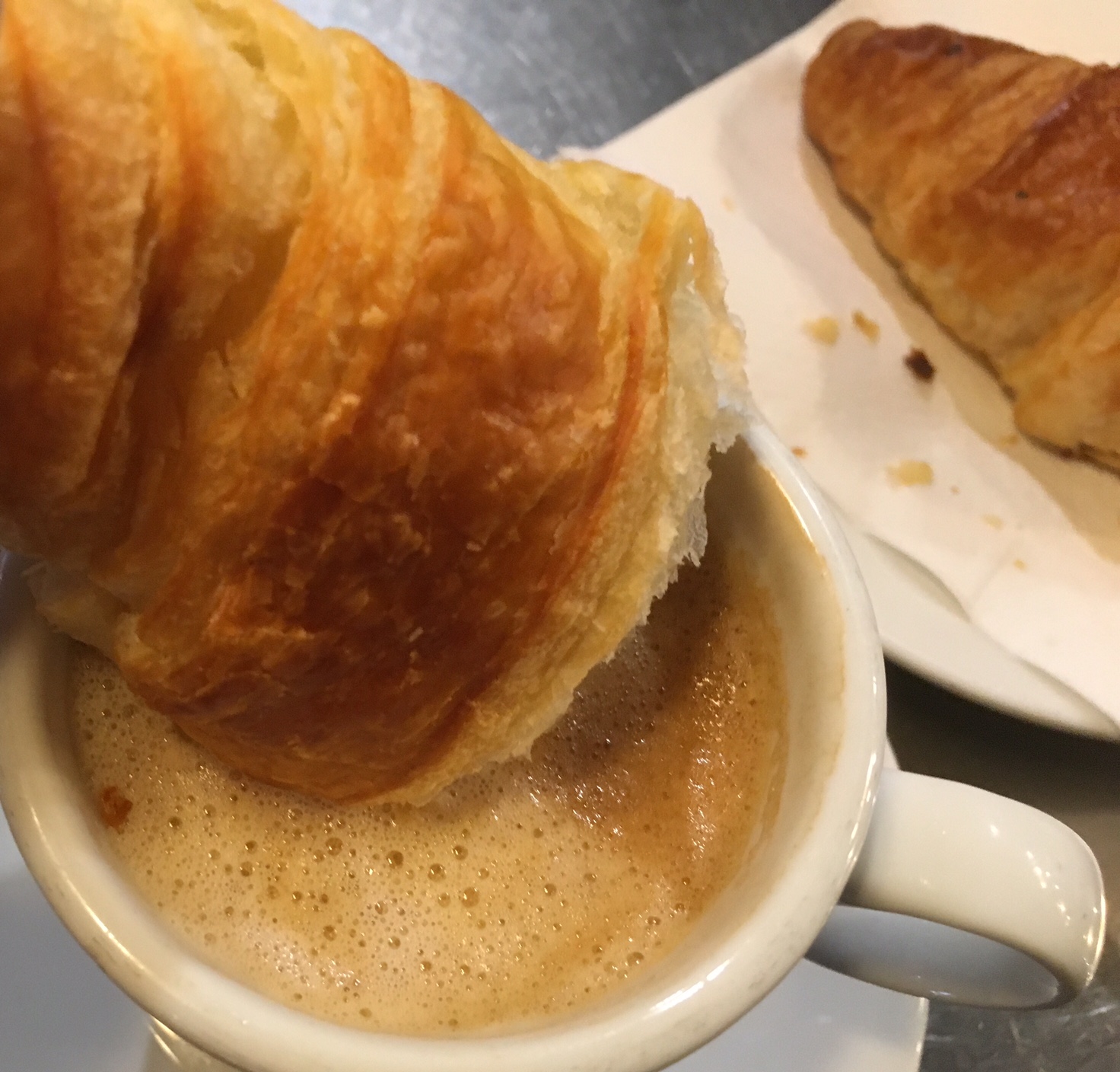 退屈週末日記「やっぱり、カフェオレにクロワッサンを浸してこその週末なのだ！」