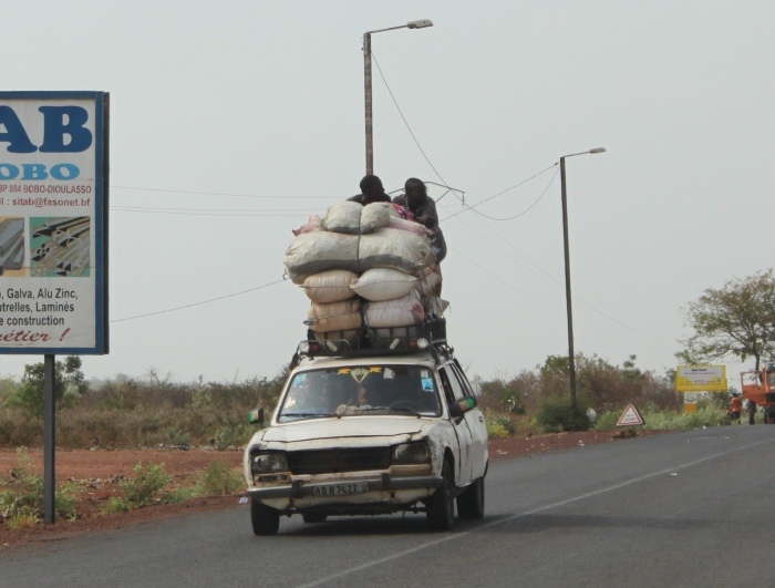 安全を心がけよう。仰天！ 西アフリカの道路事情２０選
