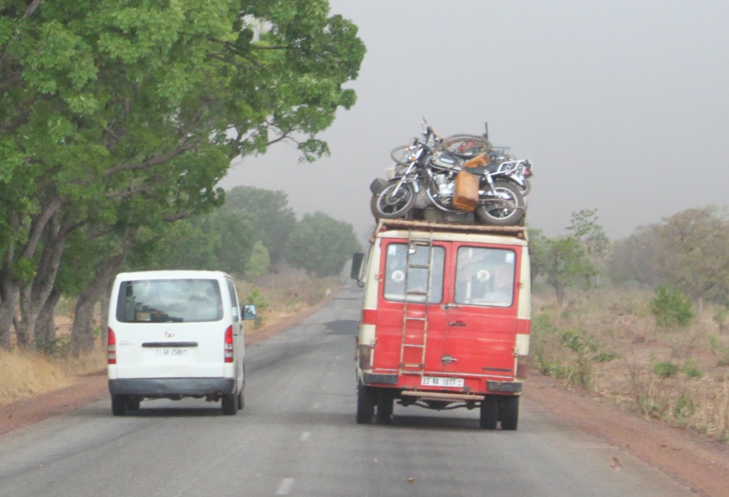 安全を心がけよう。仰天！ 西アフリカの道路事情２０選