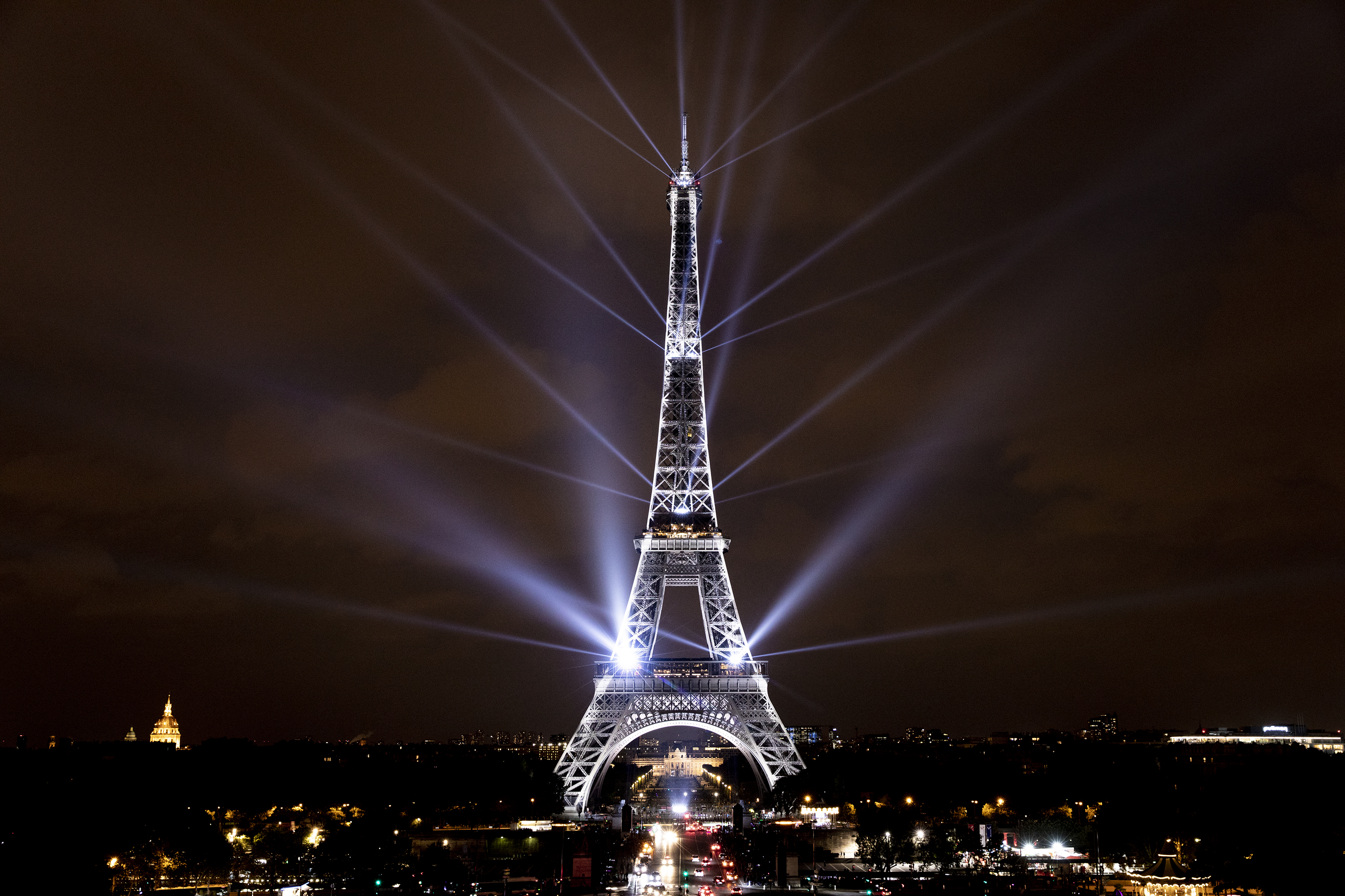 エッフェル塔を光りの芸術塔に、AKARI・L I S A・ISHIIの