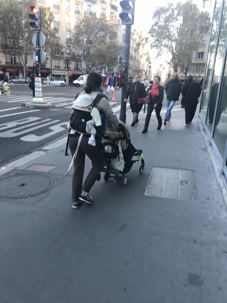 フランスで子育て「日本とフランスの違い　新生児連れで外出」