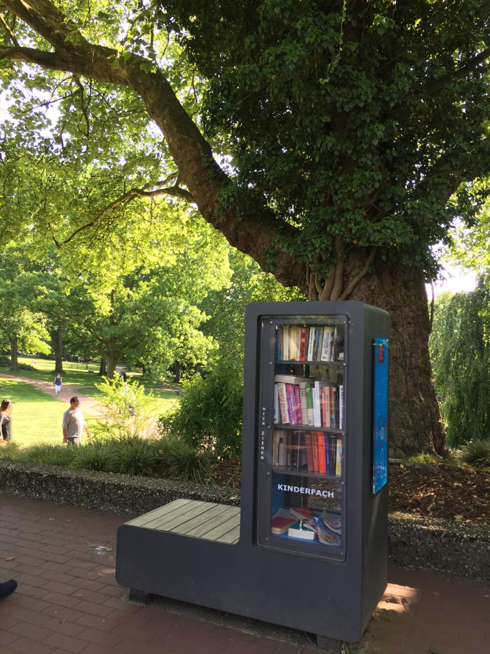 ドイツの街中に点在する世界一小さな図書館