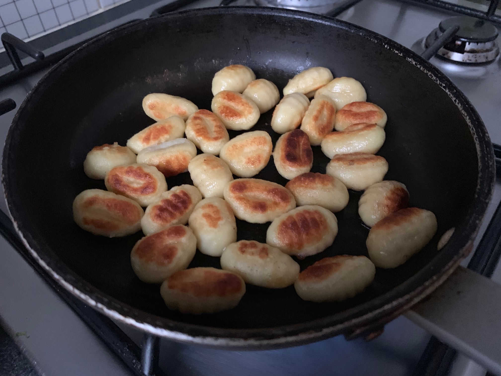 滞仏日記「料理を覚えた息子の簡単焼きニョッキ」