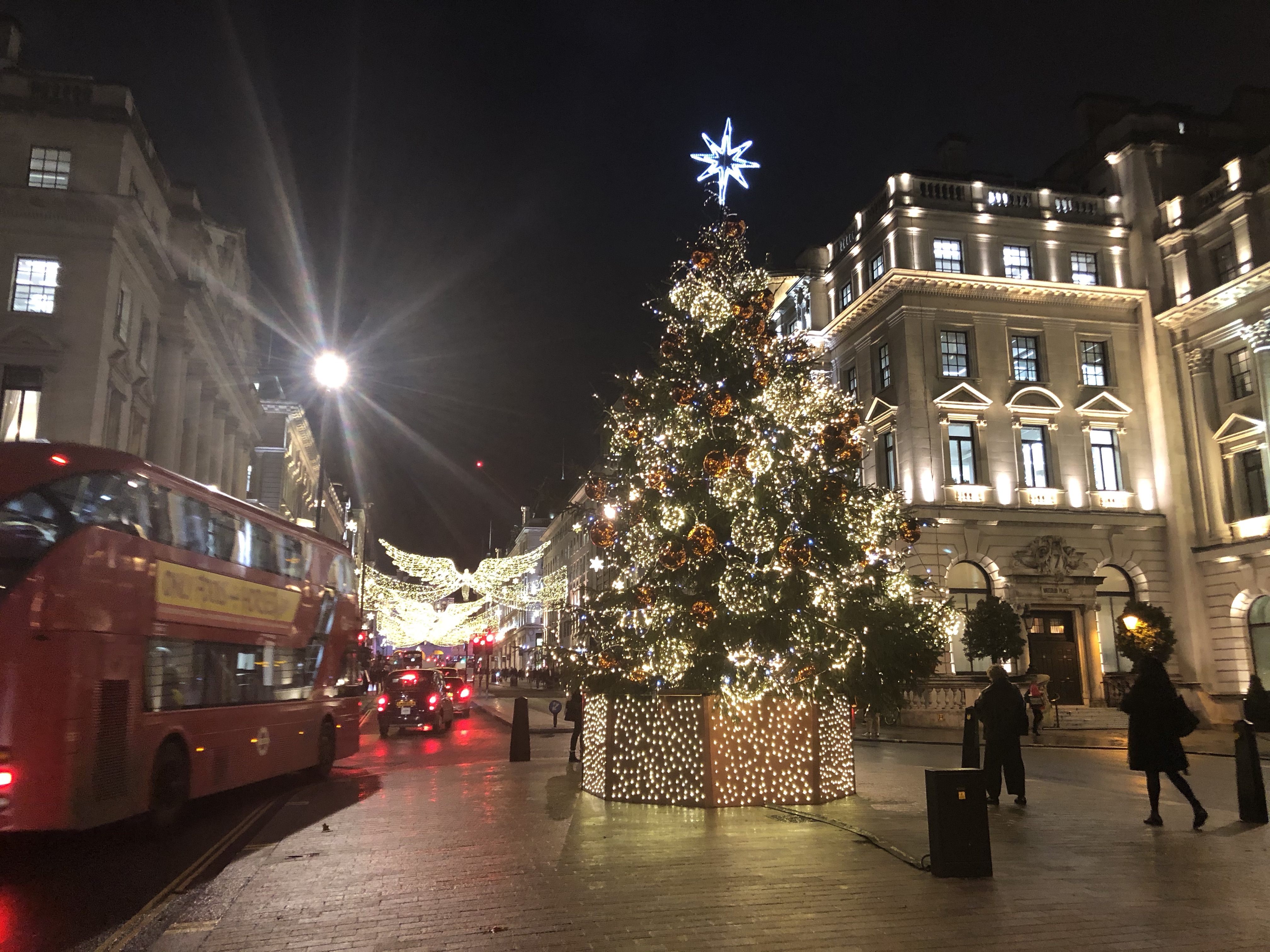 イギリス人は、なぜクリスマスにおバカなセーターを着るのか