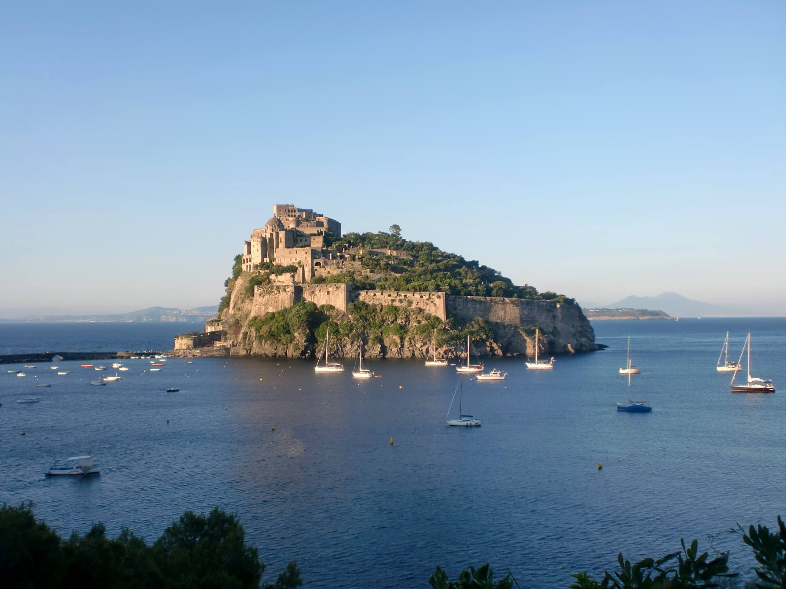 「南イタリアの離島、イスキア。緑の島」 １
