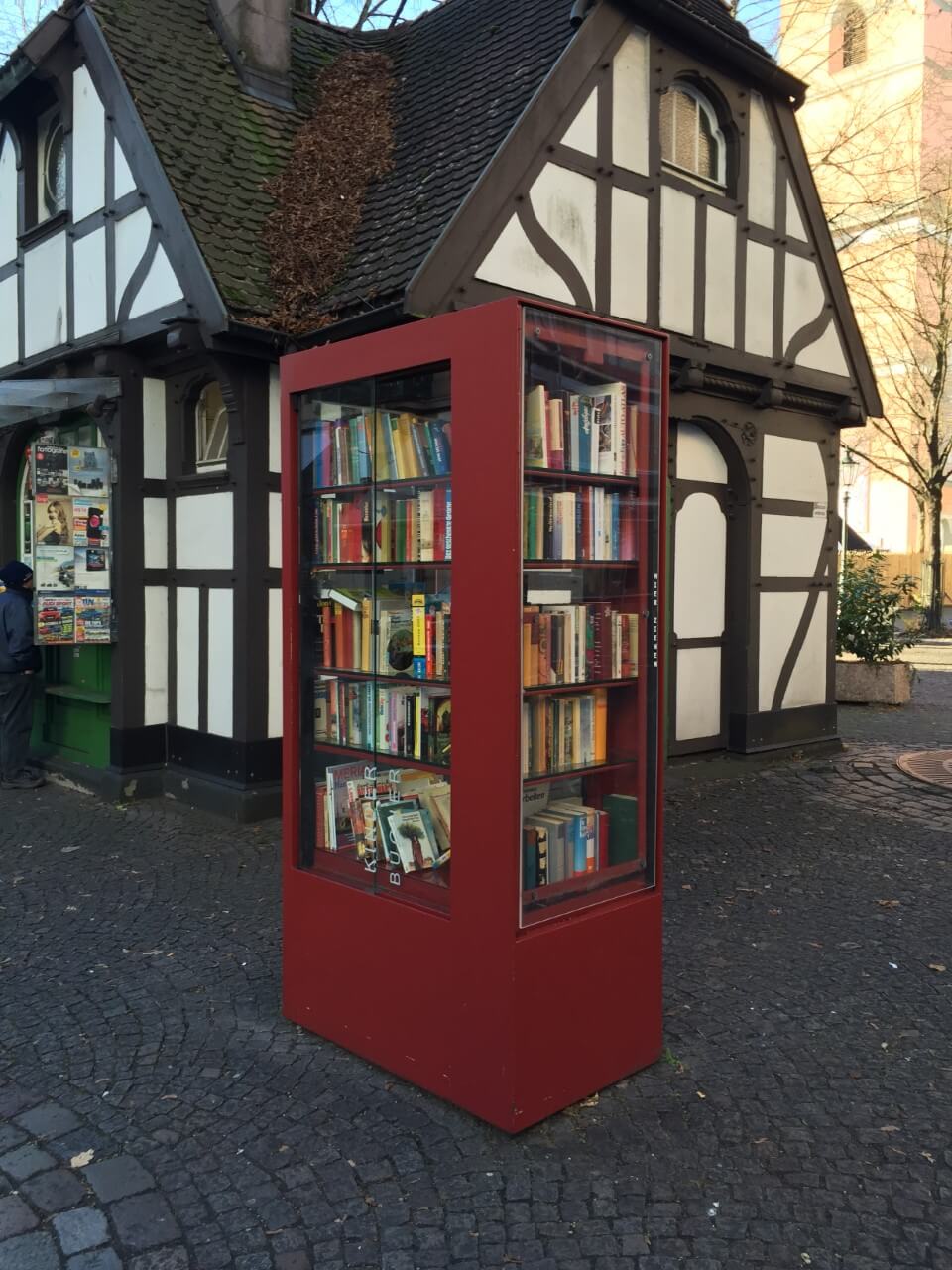 ドイツの街中に点在する世界一小さな図書館