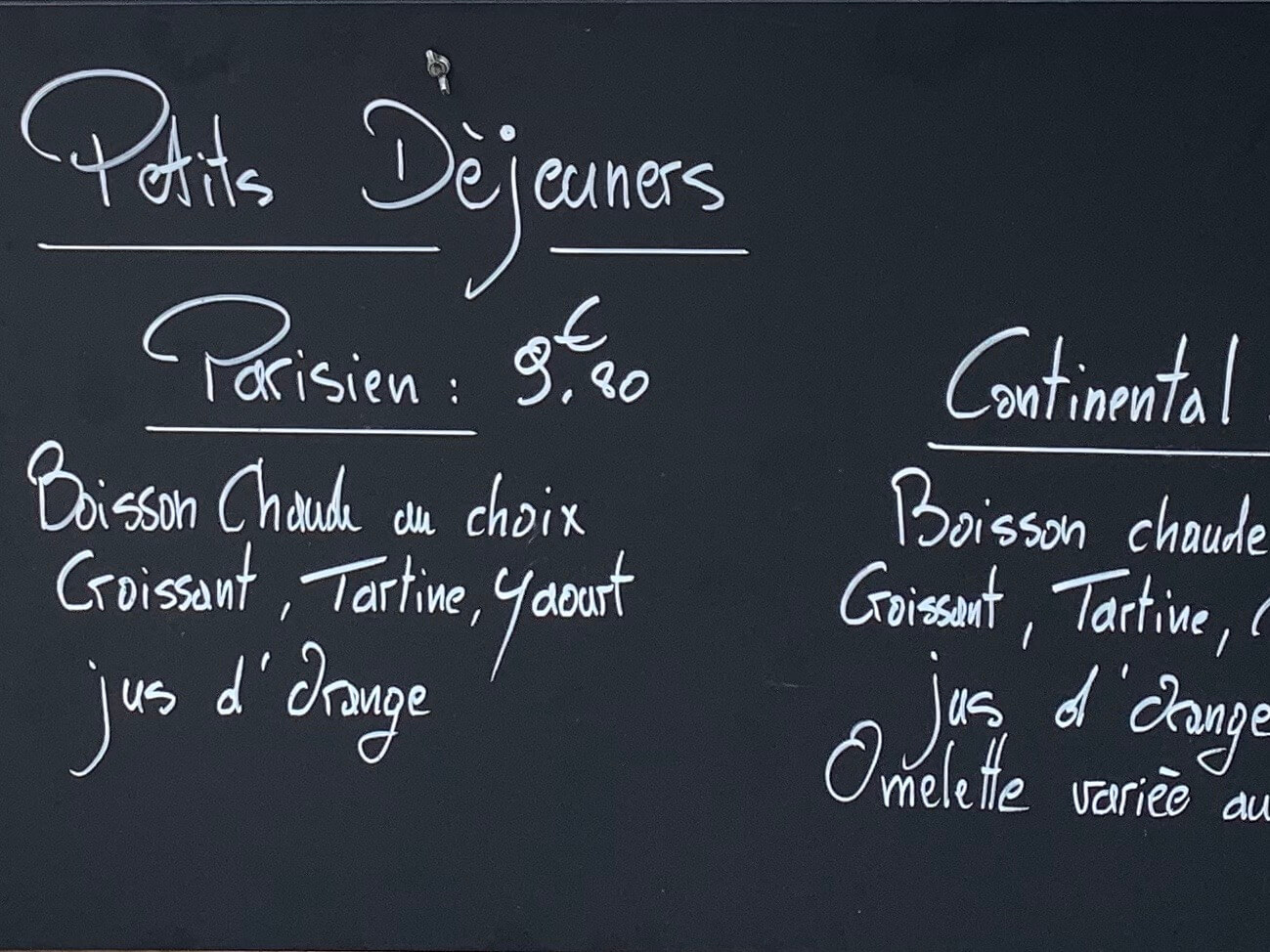 フランス・カフェ名物！　カフェの黒板メニューの凄い書き方