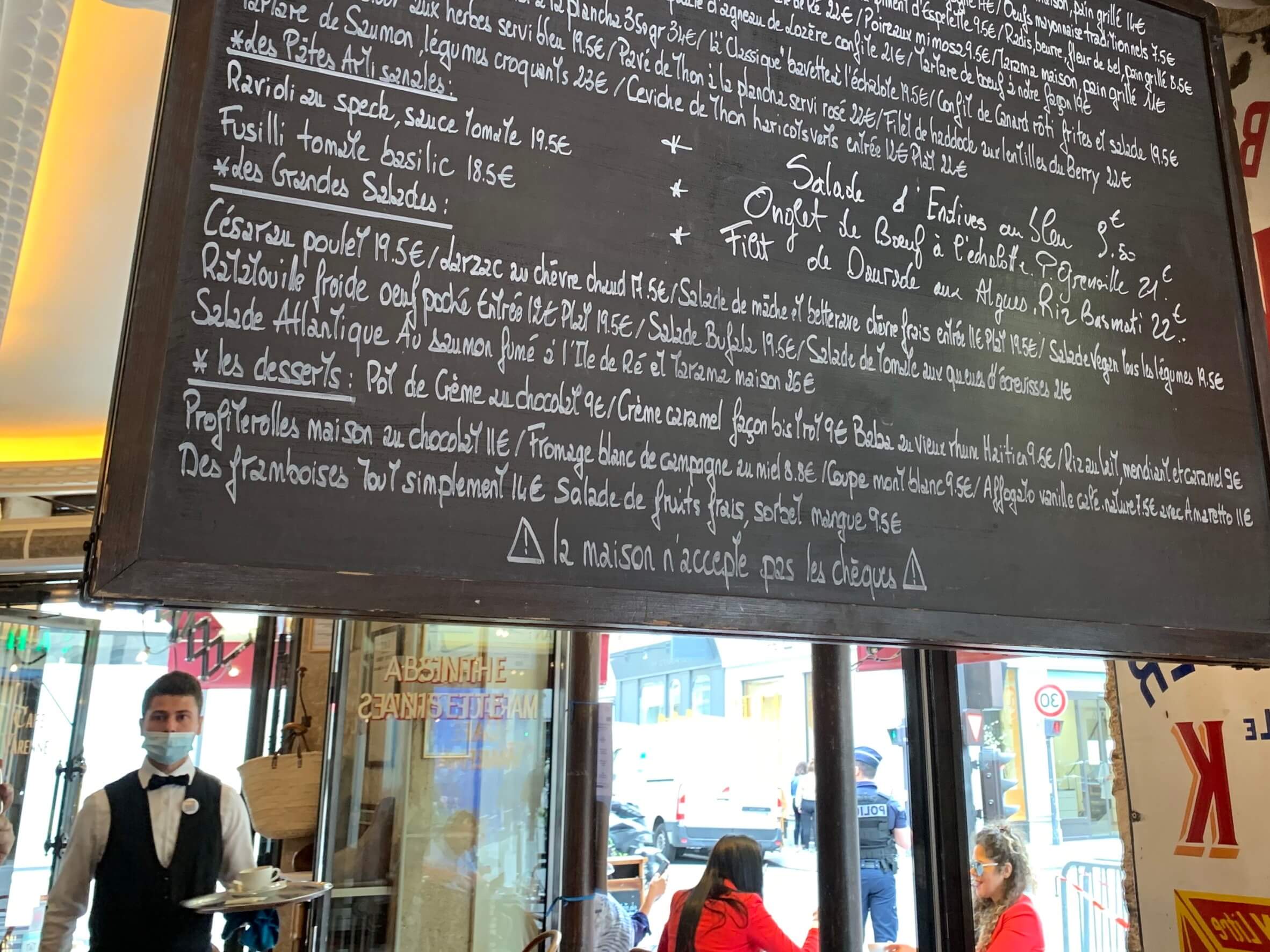 フランス・カフェ名物！　カフェの黒板メニューの凄い書き方