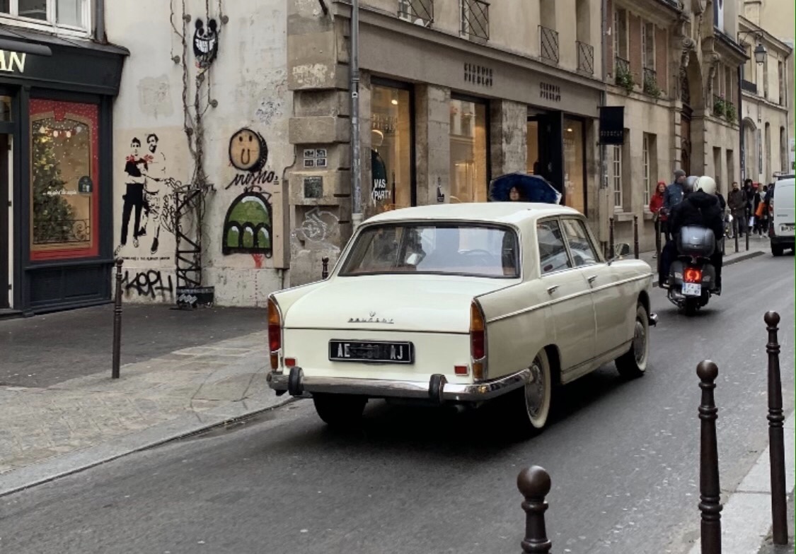 暮らしの日記「スーパーカーよりちょっと年代物の車を好むフランス人」