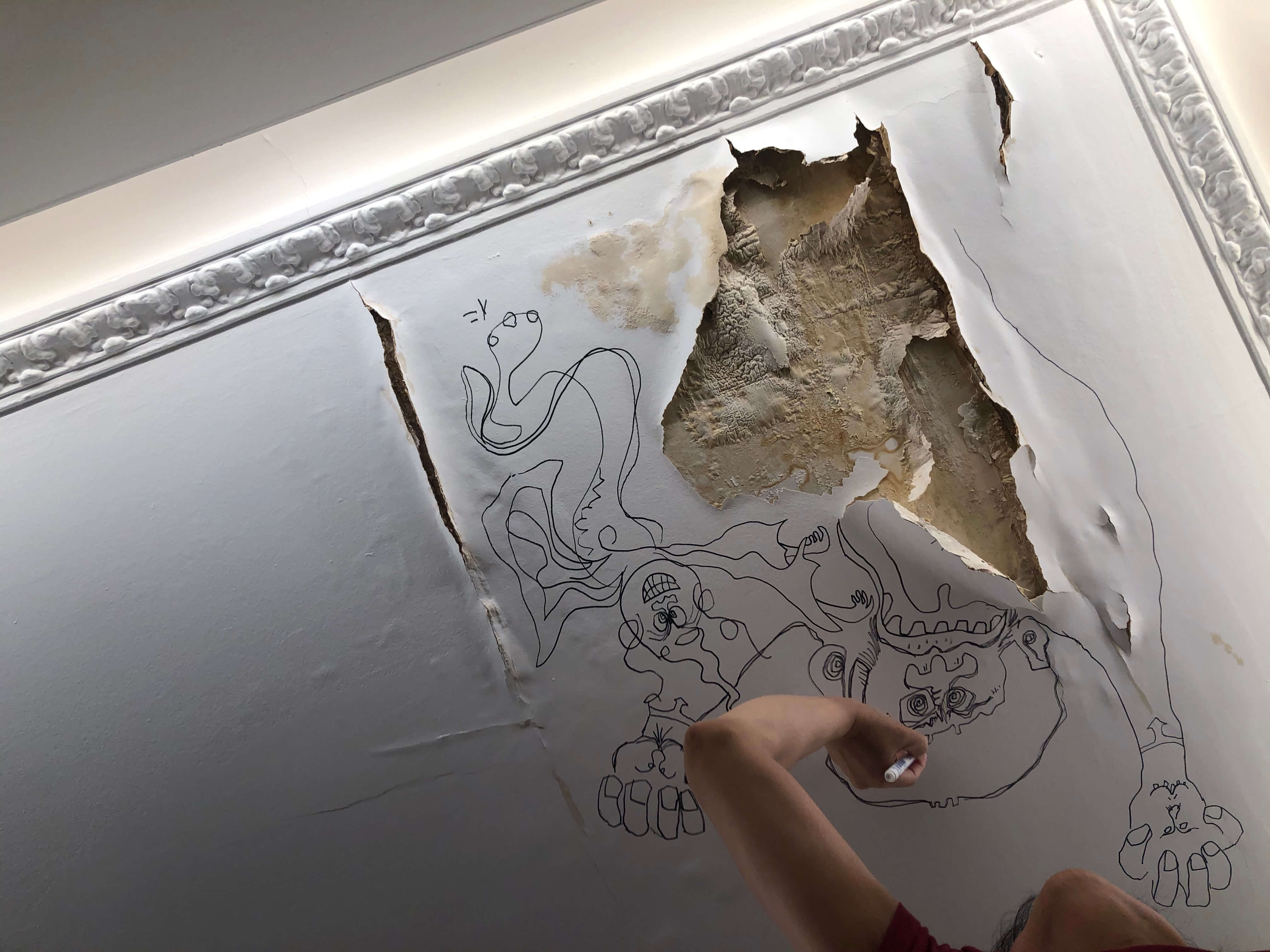 退屈日記「水漏れで崩落した天井に壁画を描く」