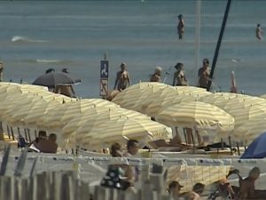 パリ最新情報「フランス、世界最大ヌーディスト村で超クラスター、陽性率３０％」