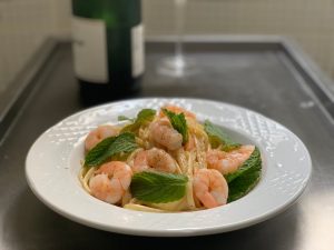 今日の献立、海老のペペロンチーノ