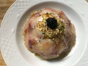 夏の一皿、父ちゃんの料理教室「昆布茶で作る、スズキのカルパッチョ」