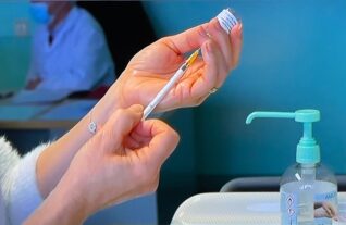 パリ最新情報「パリ郊外スタジアムがワクチン会場になり、ワクチン接種スピードアップへ」