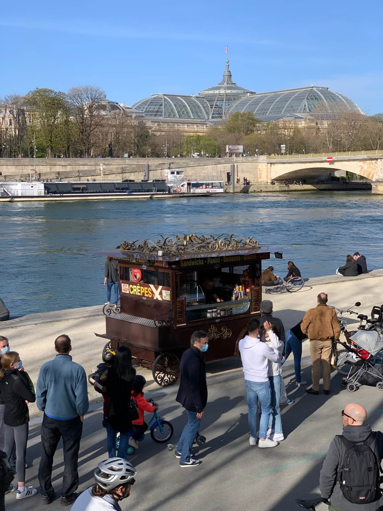 パリ最新情報「一日、４万人の新規感染者が出続けるフランスの出口はどこに」