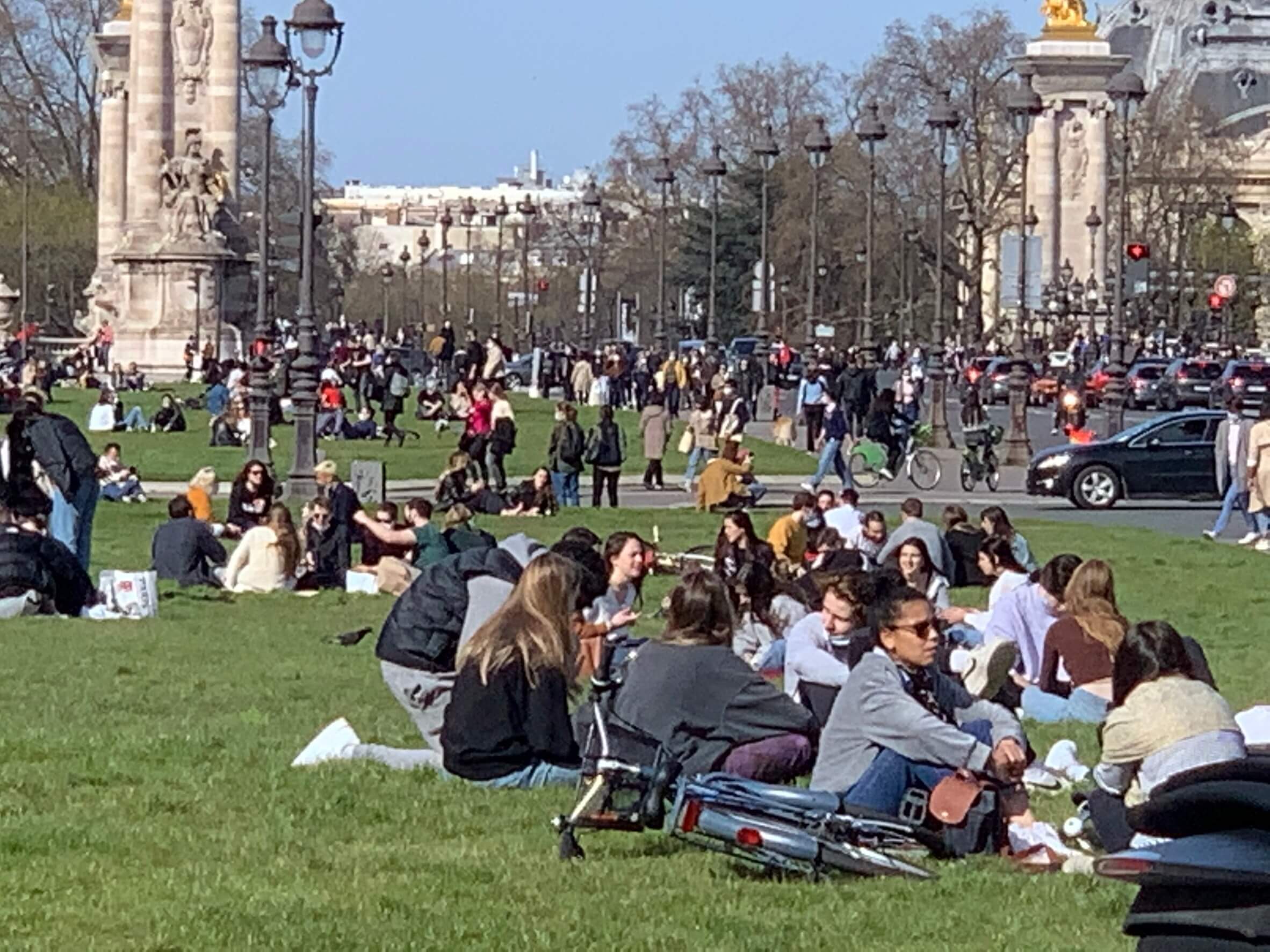 パリ最新情報「一日、４万人の新規感染者が出続けるフランスの出口はどこに」