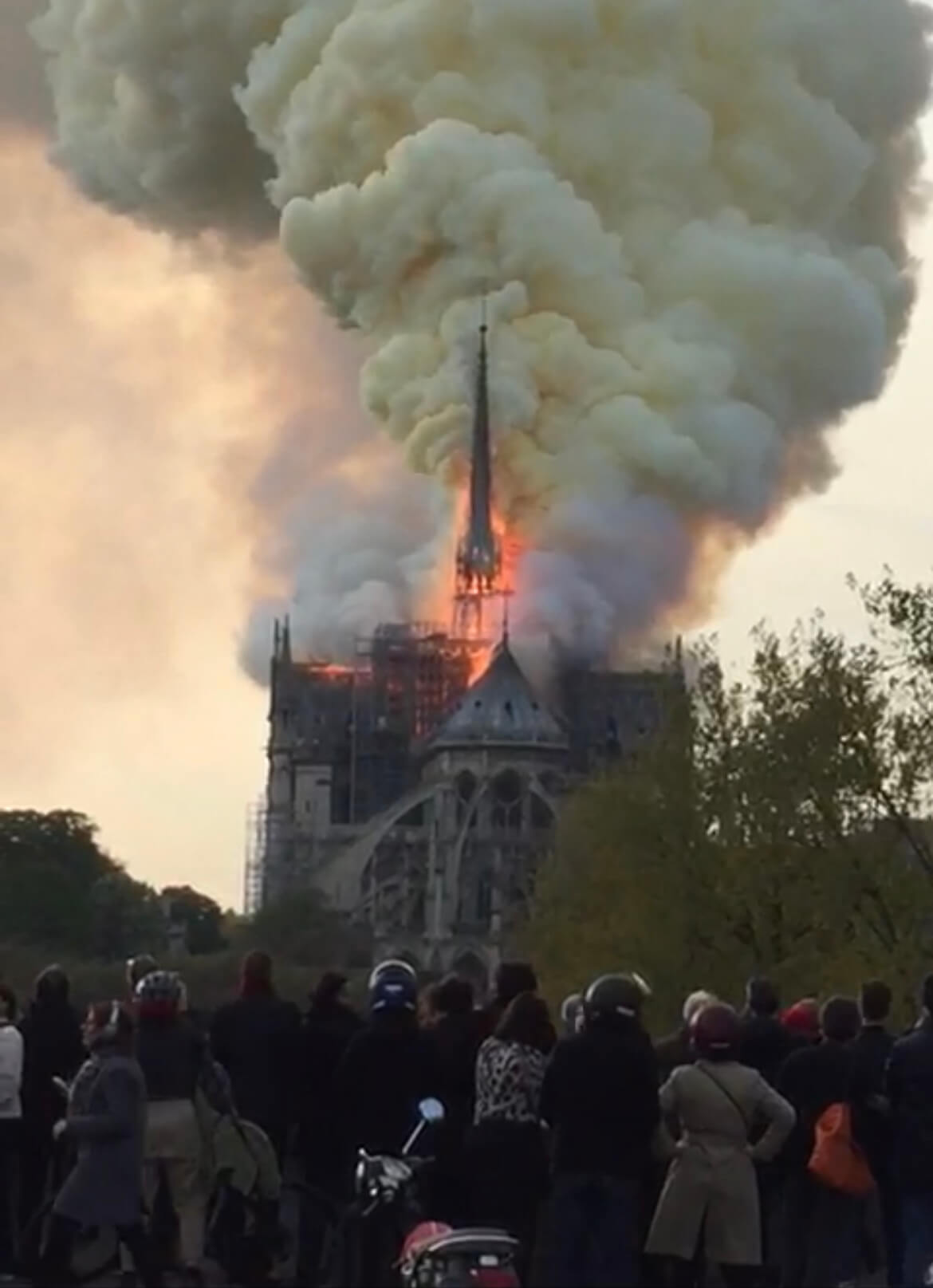 パリ最新情報「火災から２年。再建中のノートルダム大聖堂に残る問題」