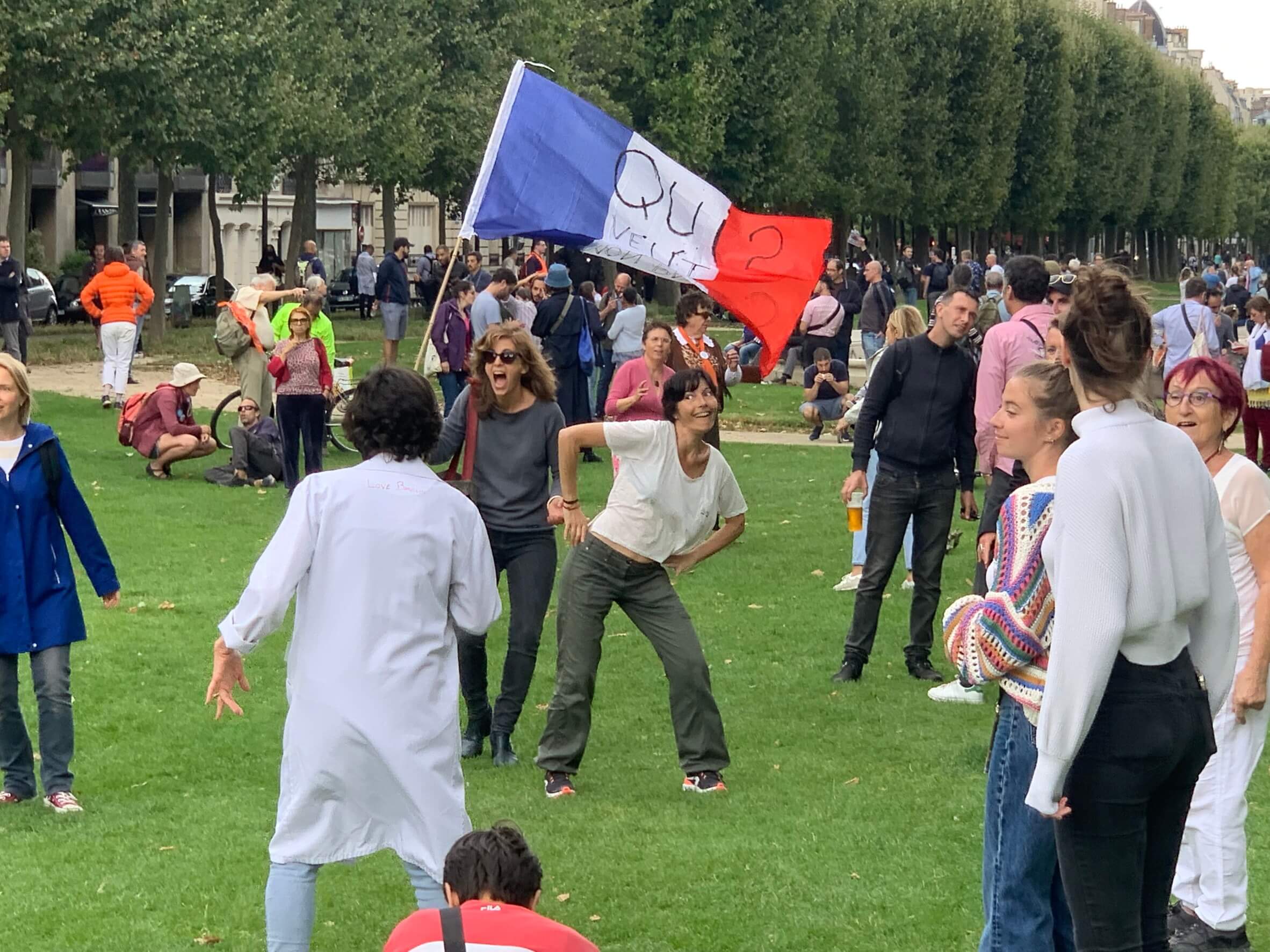 滞仏日記「ロックフェスのようなデモを父ちゃん突撃取材した」