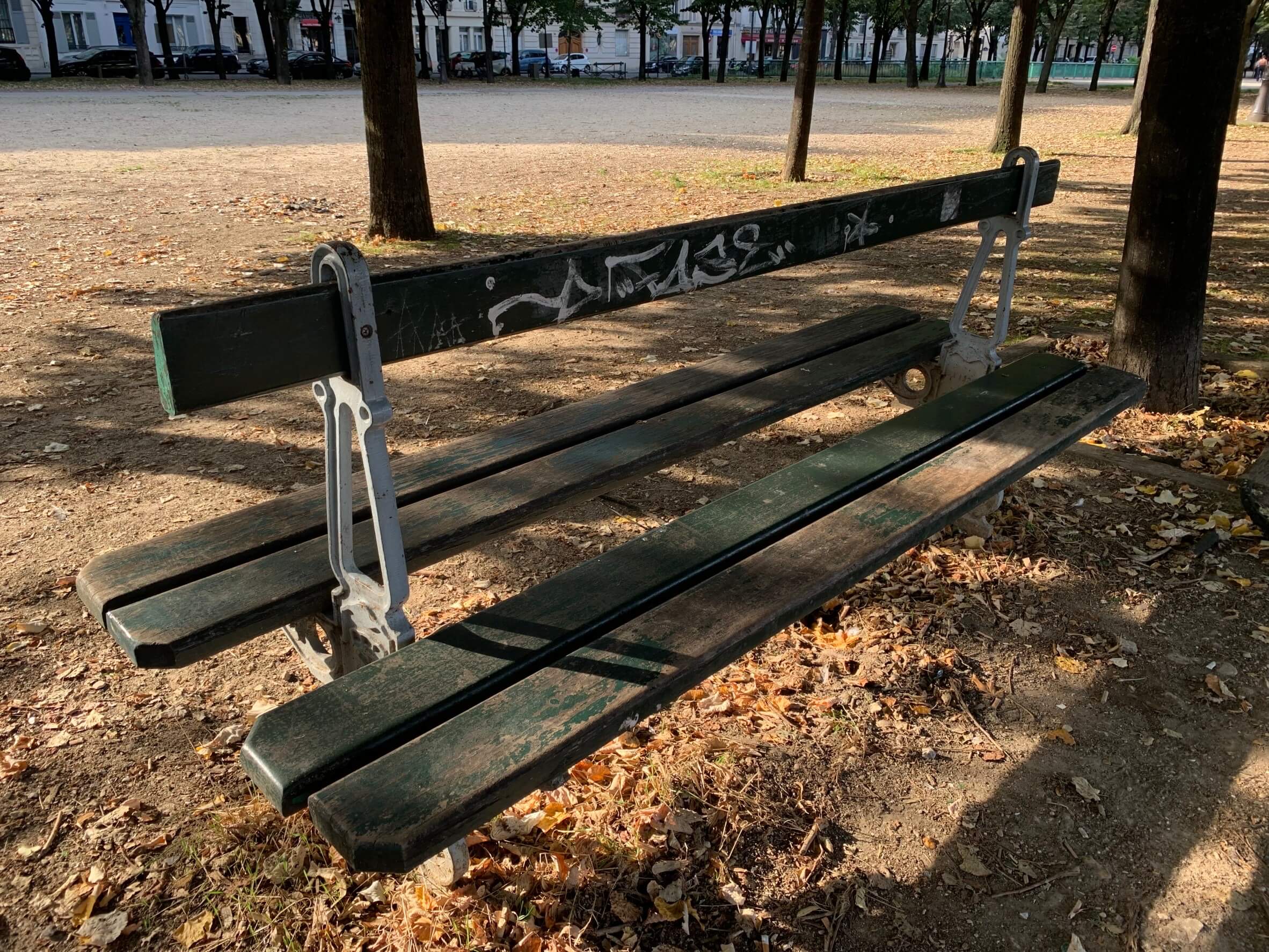 滞仏日記「一気に深まった秋の日曜日のパリ、ぼくはバゲットを買いに」