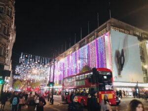 ロンドン最新情報 「英国、今年はクリスマスを祝えるのか、オミクロン株の市中感染とブースター接種大作戦」