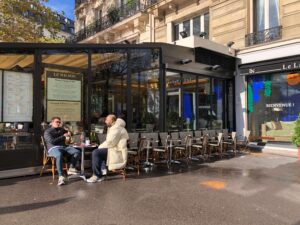 パリ最新情報「消えつつあるキス文化。フランス人の本音とは？」
