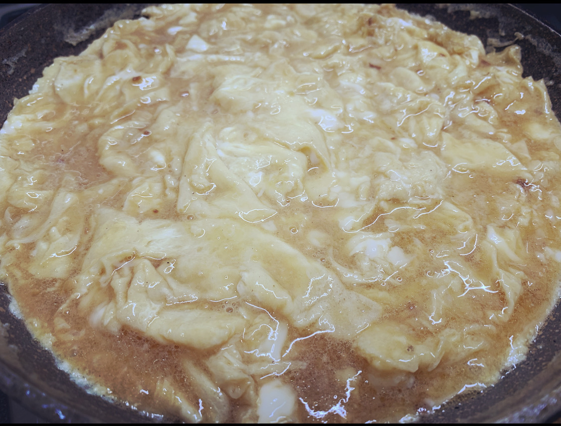仏飯教室「今日は美術関係者が集まるので、父ちゃんの特大卵焼きで向かえうつ！」