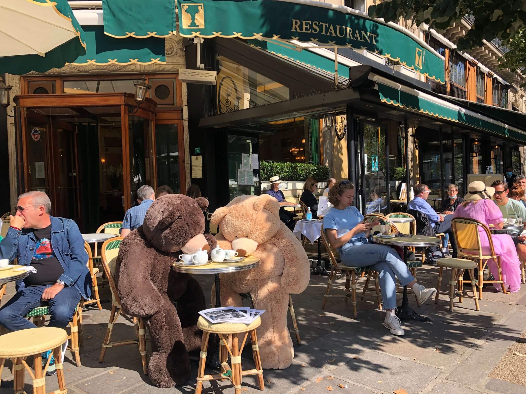 パリ最新情報「パリの街に突如現れたクマさんたちの秘密にせまる」
