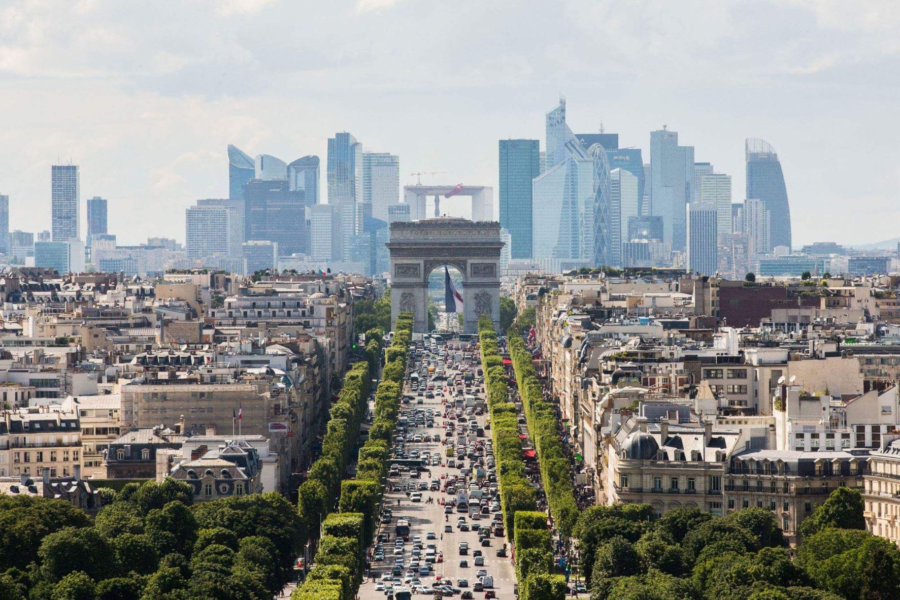 永遠の一直線:パリの歴史軸とデファンス広場(エスプラナード・ド ゥ・デファンス)
