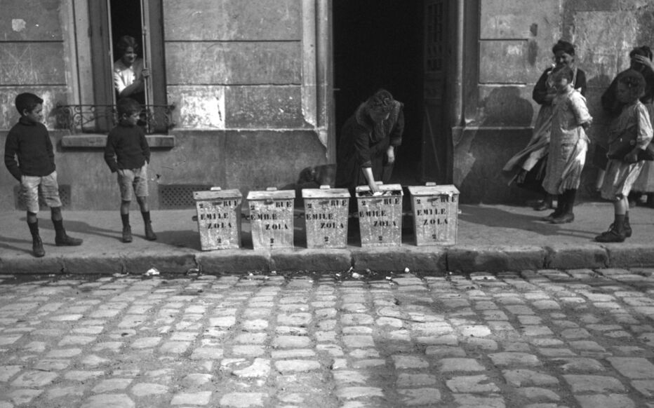 愛すべきフランス・デザイン「パリの街並みに溶け込む美しいゴミ箱の秘密」