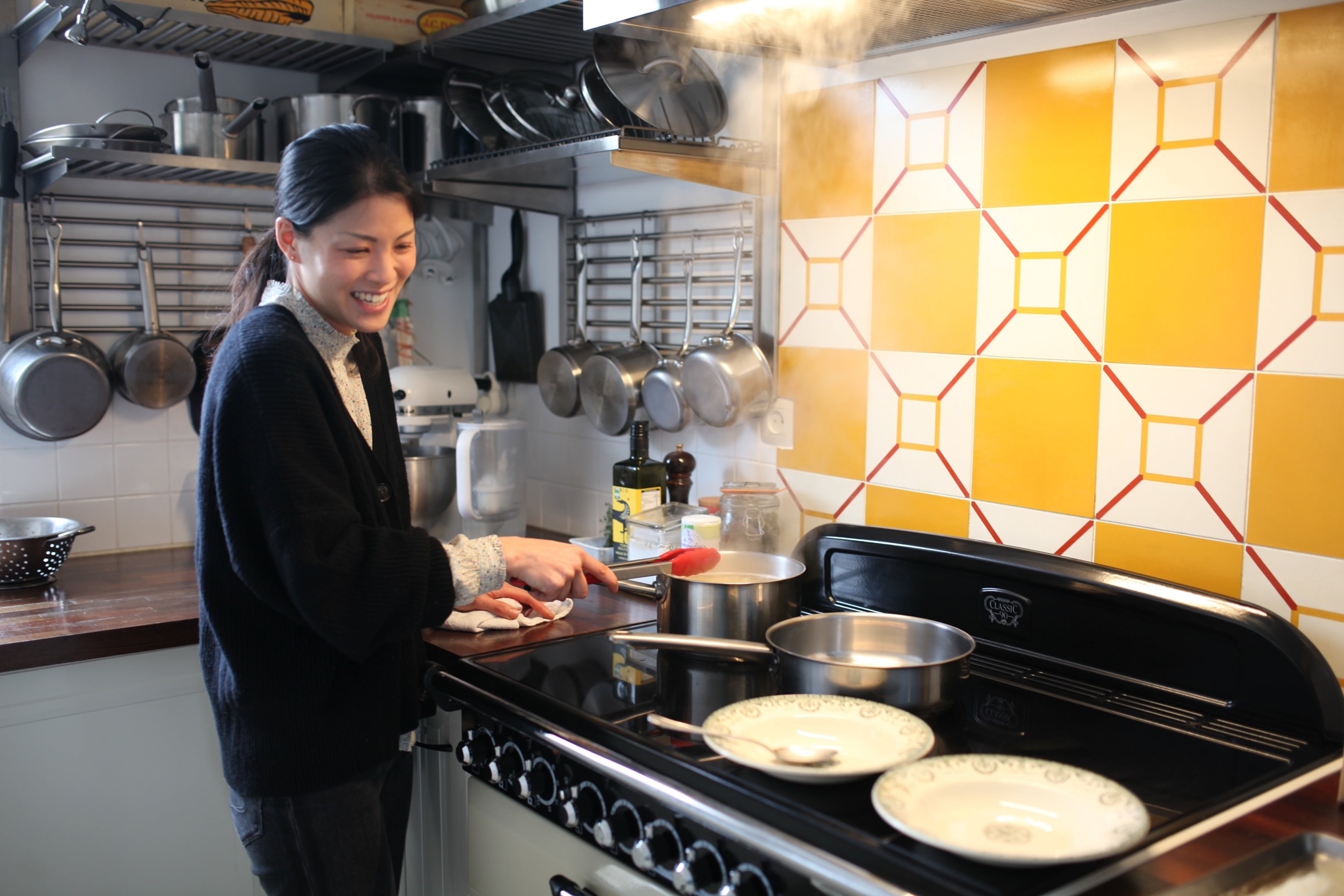 パリ最新情報「『エミリー、パリに行く』の美しい料理を支える日本人女性の撮影秘話」