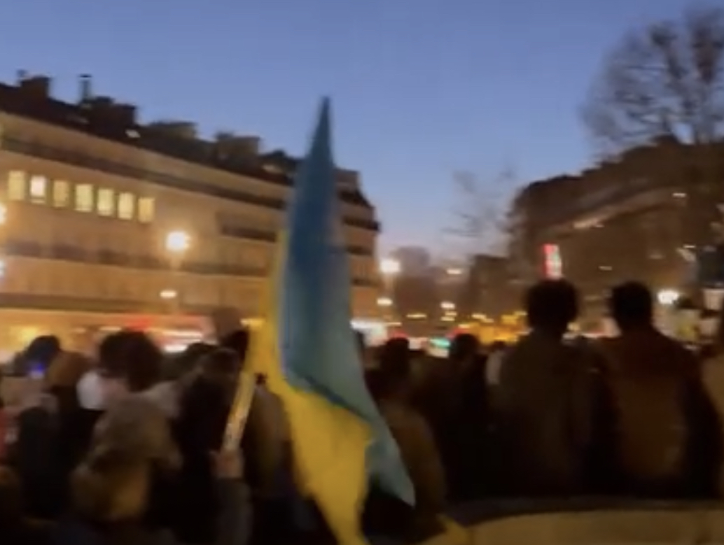 滞仏日記「エッフェル塔がウクライナの人々に寄り添うために、ウクライナ国旗になる」