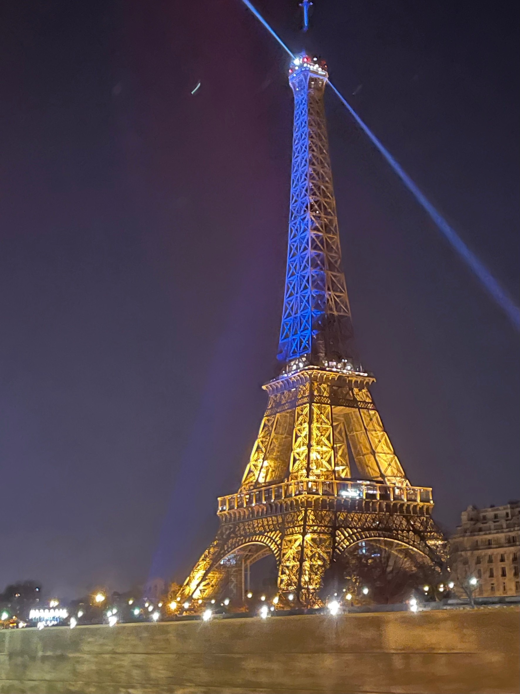 滞仏日記「エッフェル塔がウクライナの人々に寄り添うために、ウクライナ国旗になる」