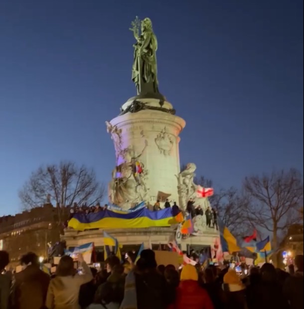 滞仏日記「エッフェル塔がウクライナの人々に寄り添うために、ウクライナ国旗になる」