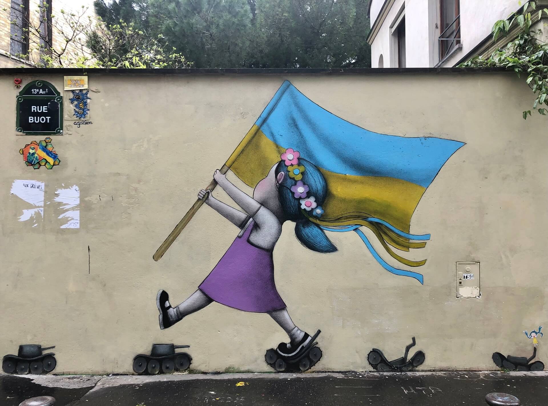 パリ最新情報「ストリートアートでエールを送る。パリで広がる青と黄色のカラー」