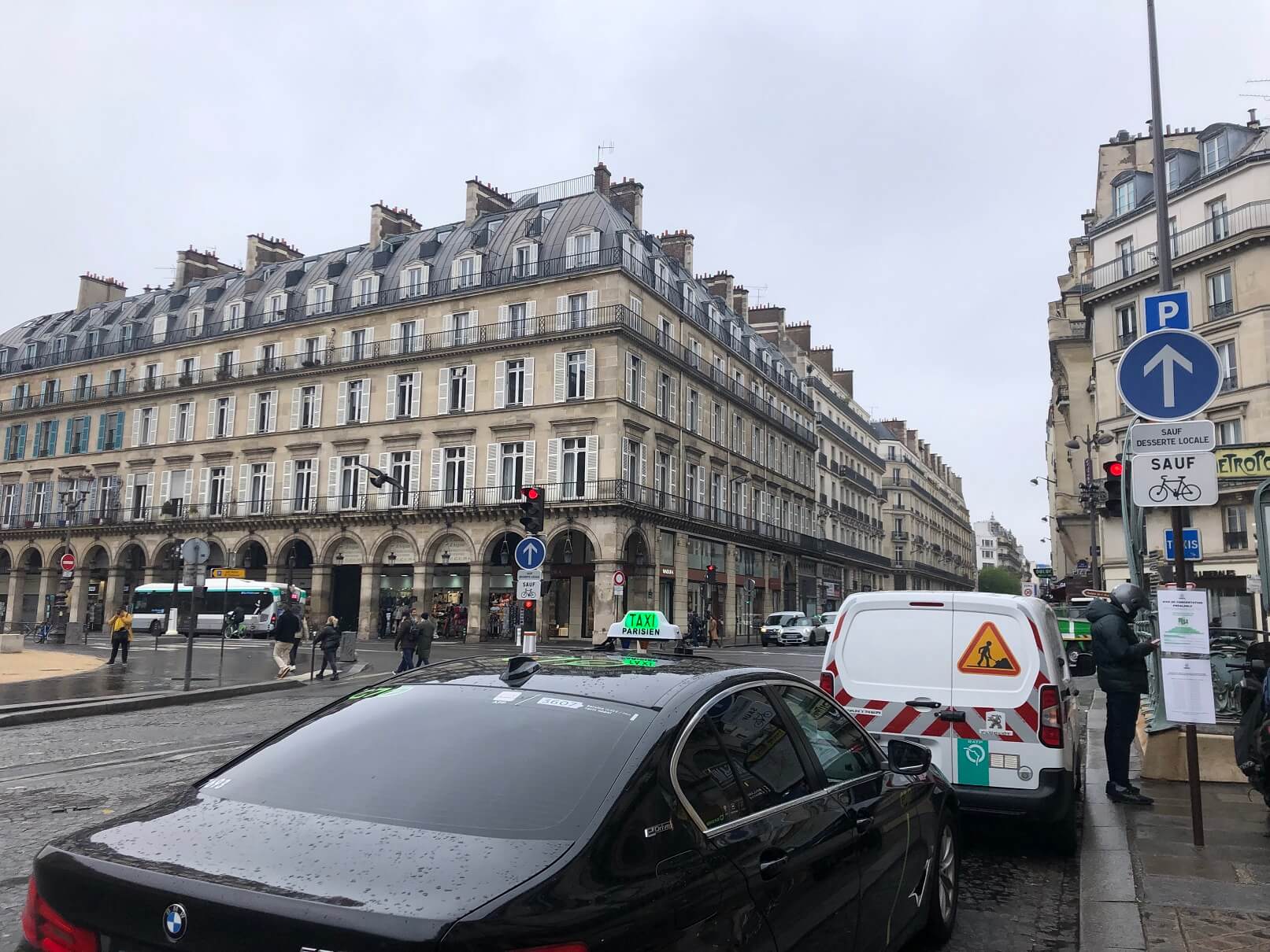 パリ最新情報「一曲歌ってみる？パリのタクシー、楽しいカラオケサービスを開始」