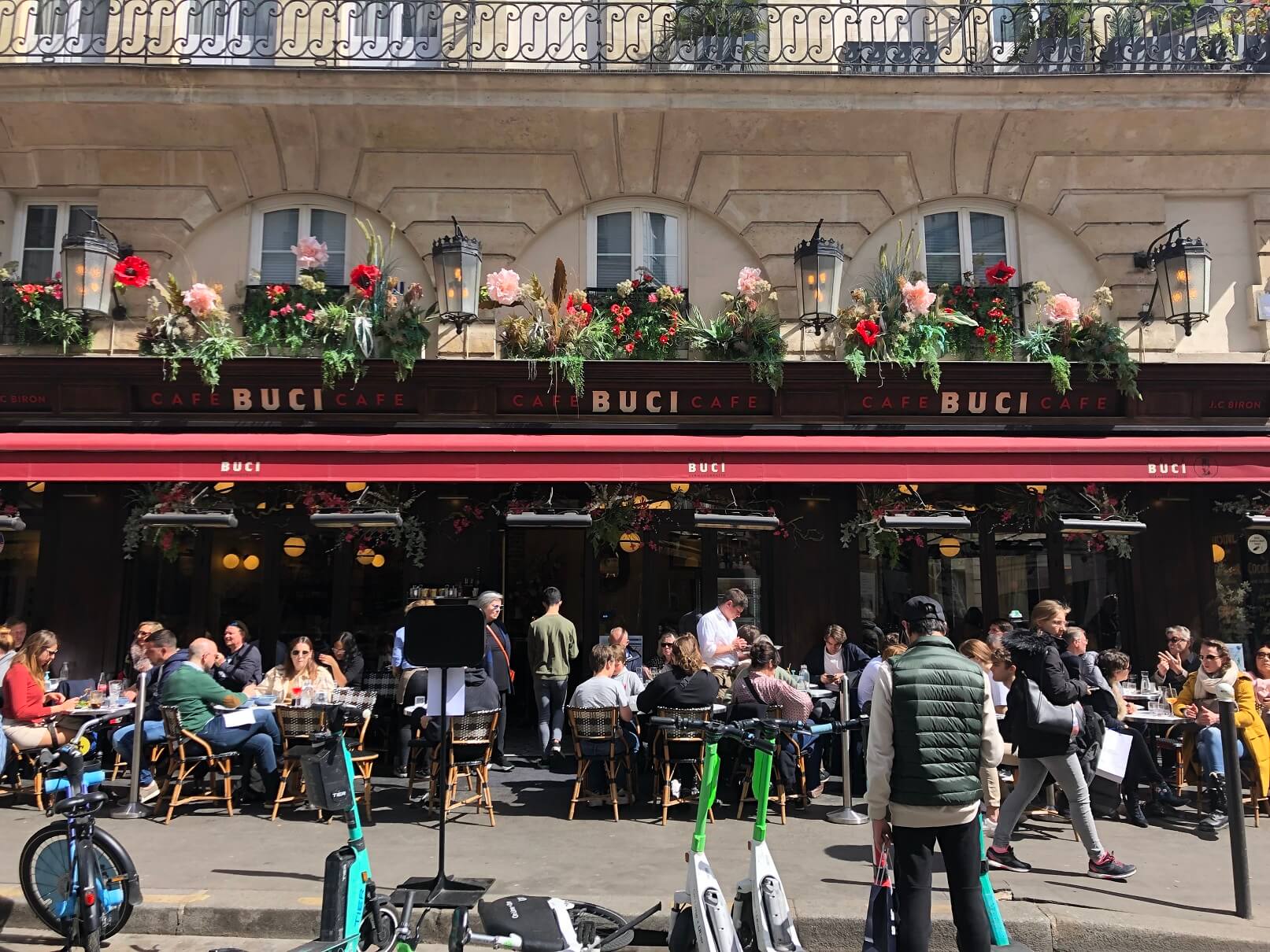 パリ最新情報「続く猛暑の中、フランスでは第一回テラスの日が設定される」