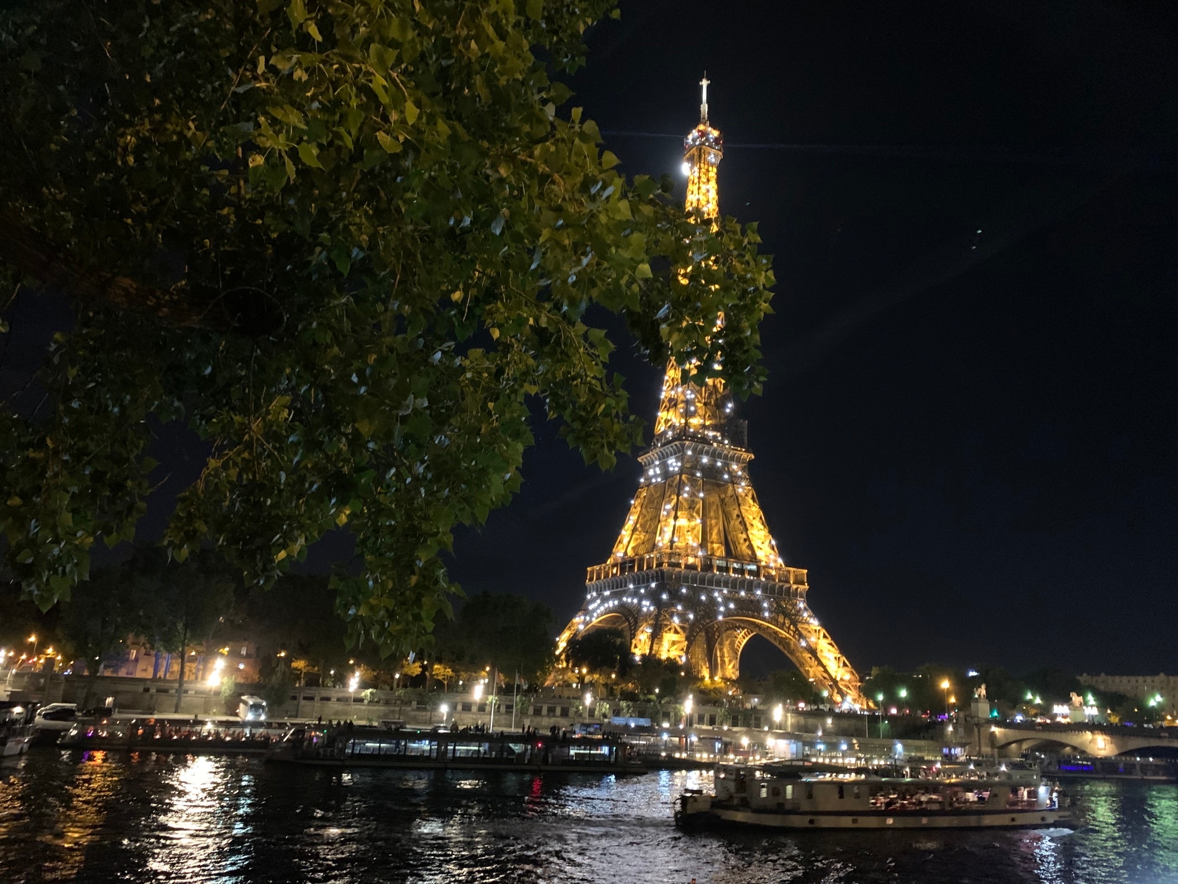 退屈日記「パリの夜散歩。エッフェル塔の袂は大勢の人で賑わっていた」