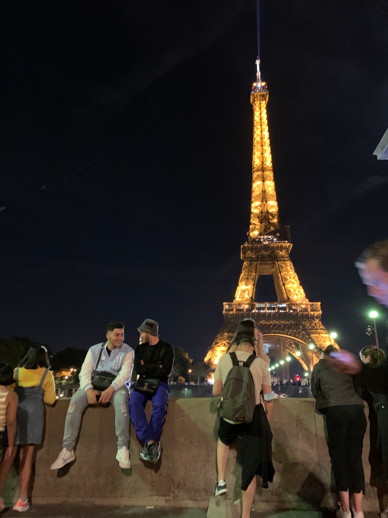 退屈日記「パリの夜散歩。エッフェル塔の袂は大勢の人で賑わっていた」
