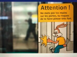 パリ最新情報「パリの交通安全を願うウサギのセルジュ、45歳の誕生日を迎える」