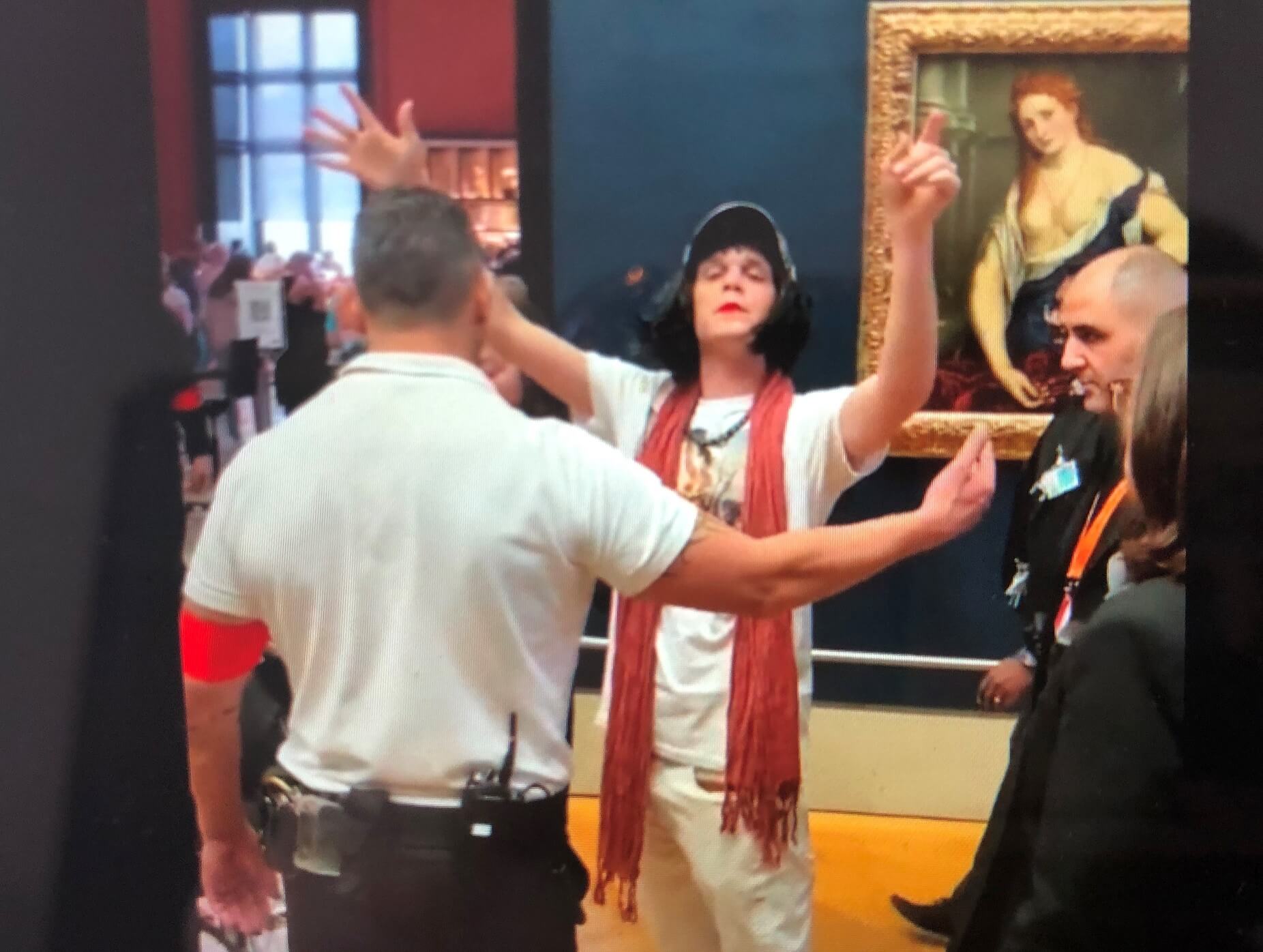 パリ最新情報「ルーブル美術館で『モナリザ』襲撃事件が起きる」