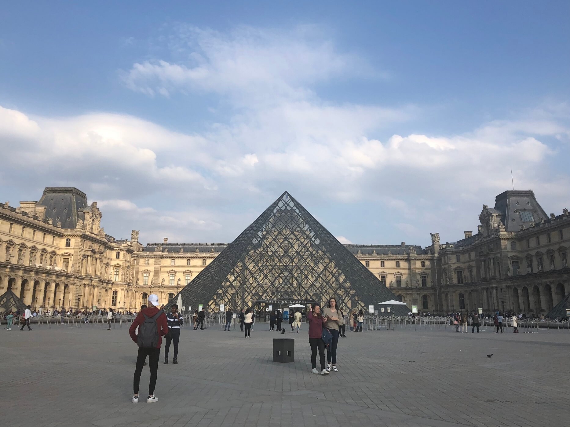 パリ最新情報「ルーブル美術館で『モナリザ』襲撃事件が起きる」