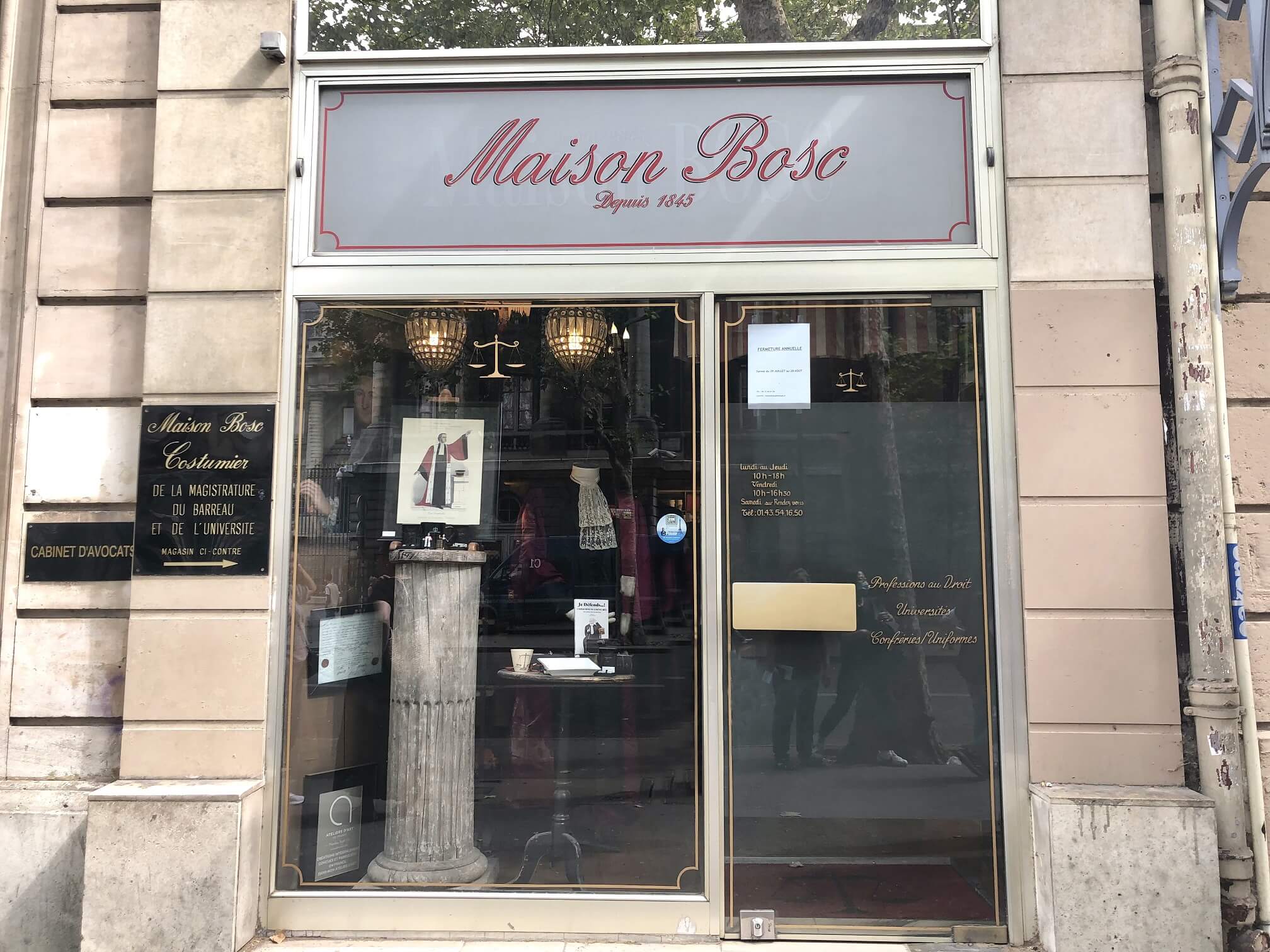 パリ最新情報「パリ最古の衣料品店。177年続く法廷ローブは今も手作りで」