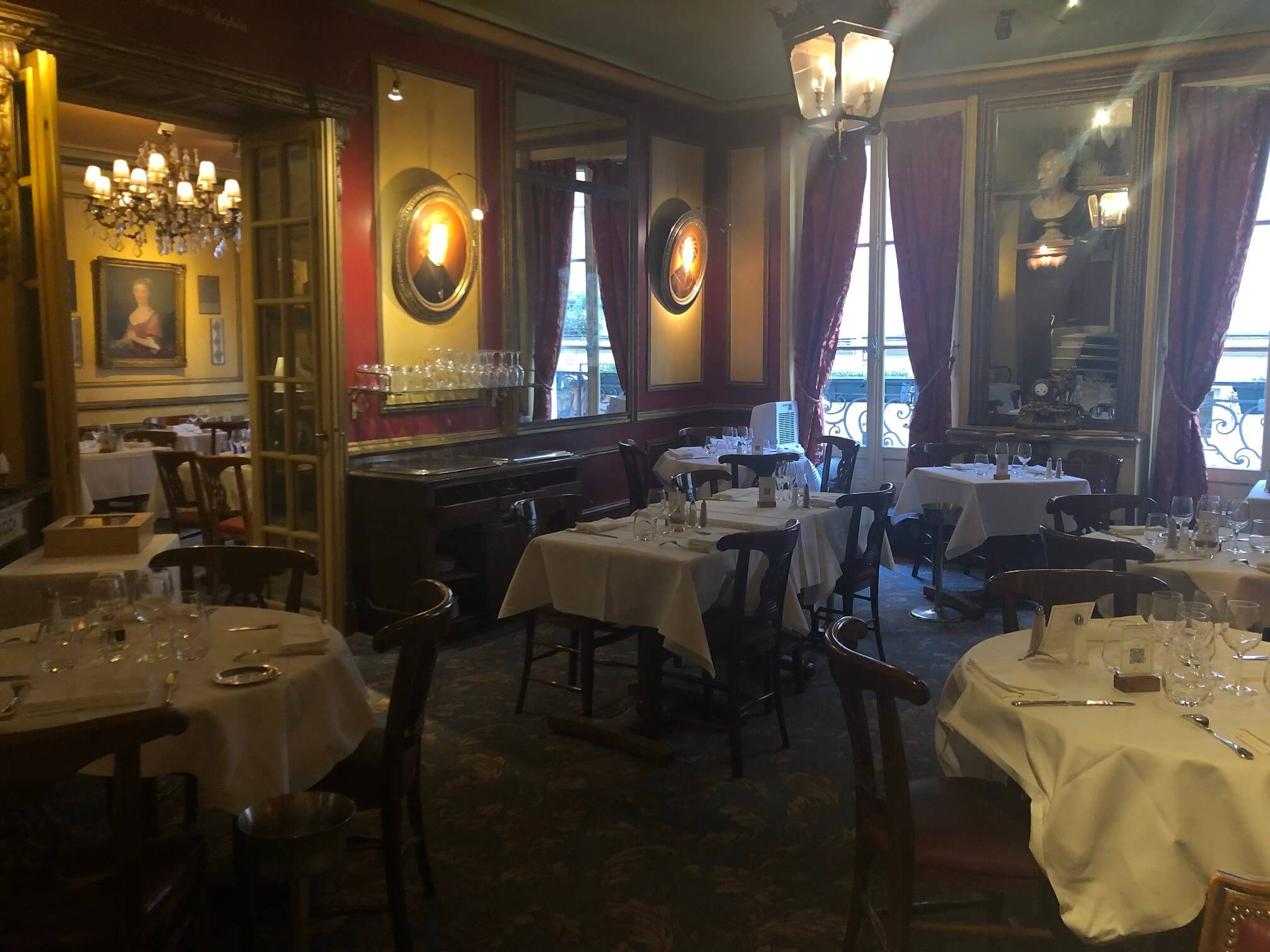 1686年創業、カルチエ・ラタンにあるパリ最古のカフェ