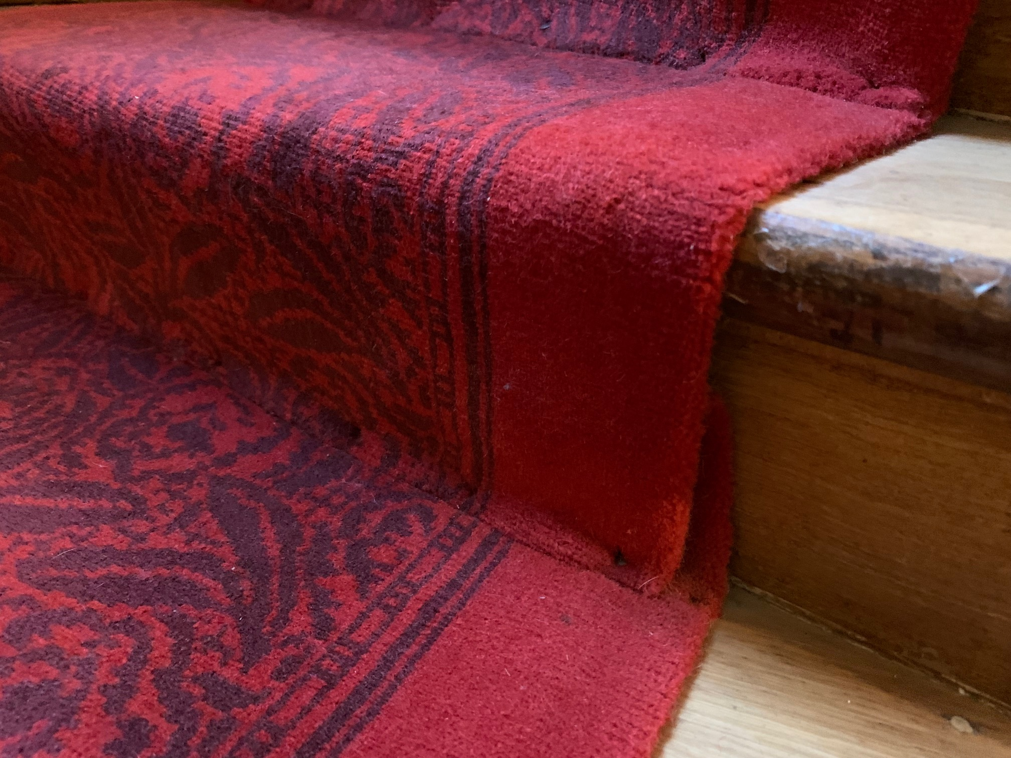 退屈日記「階段に敷かれた絨毯の謎。渡仏２０年目にして偶然の大発見」