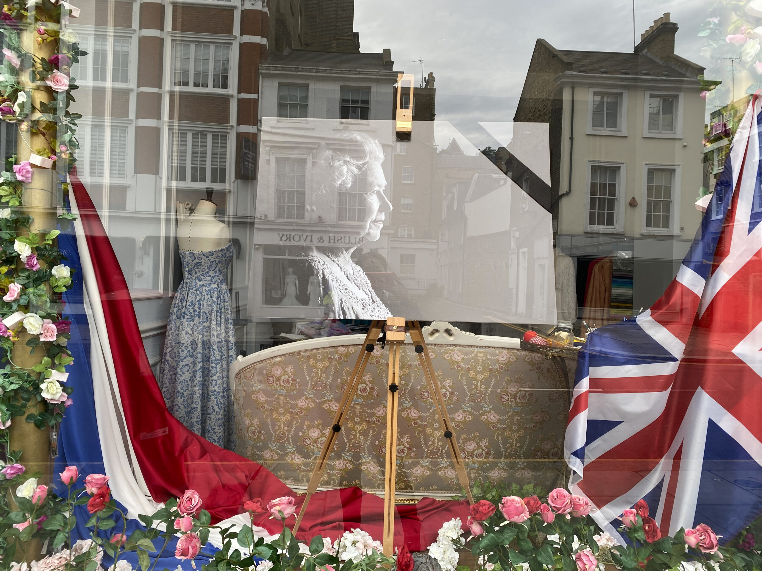 ロンドン最新情報「エリザベス女王の国葬に向けた英国民の強い絆」