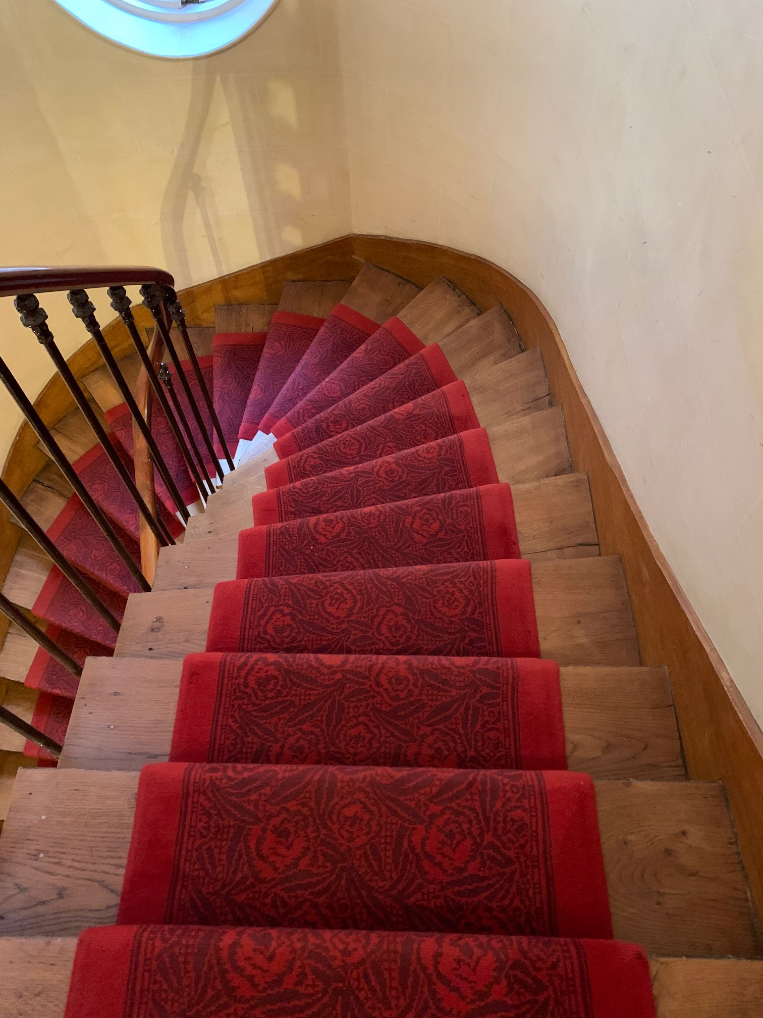 退屈日記「階段に敷かれた絨毯の謎。渡仏２０年目にして偶然の大発見」