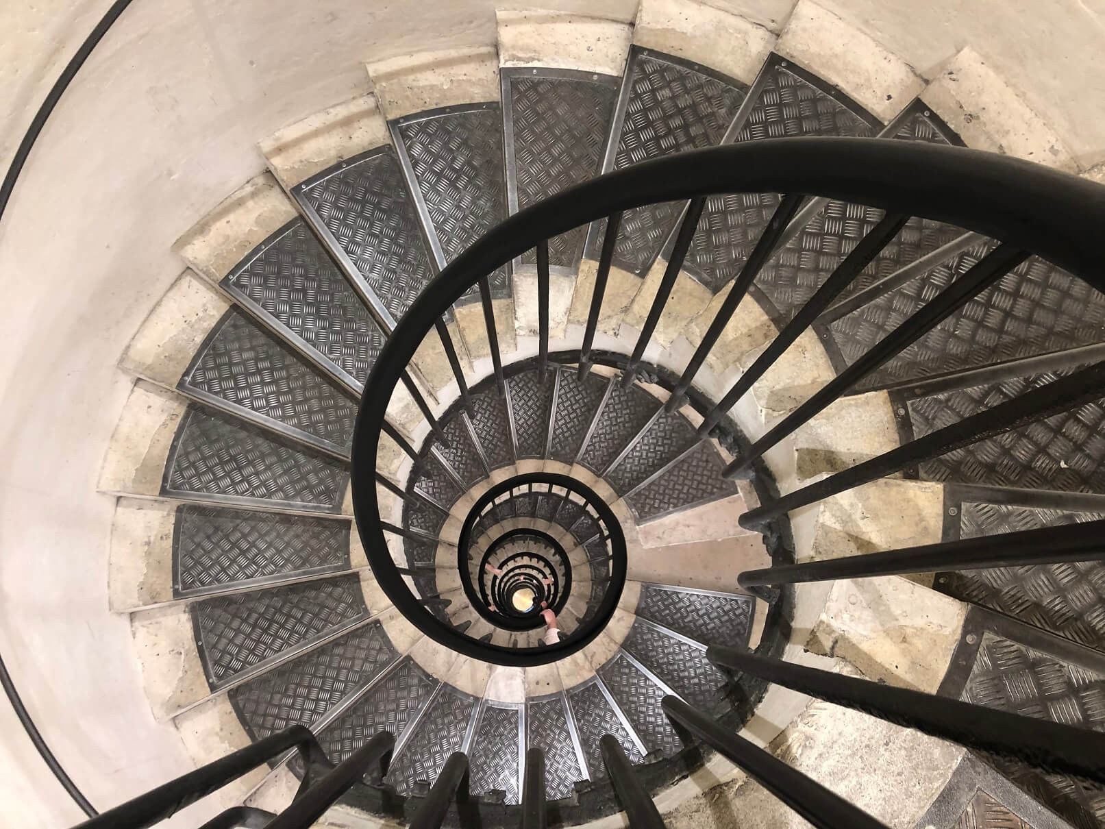 パリの螺旋階段、はじまりとデザイン | Design Stories
