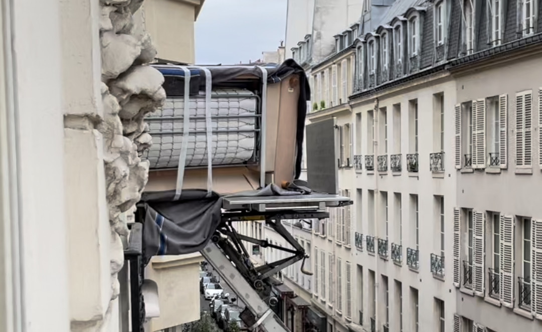 滞仏日記「ソファをはしご車で地上までおろす、フランスの引っ越しは怖すぎる！」