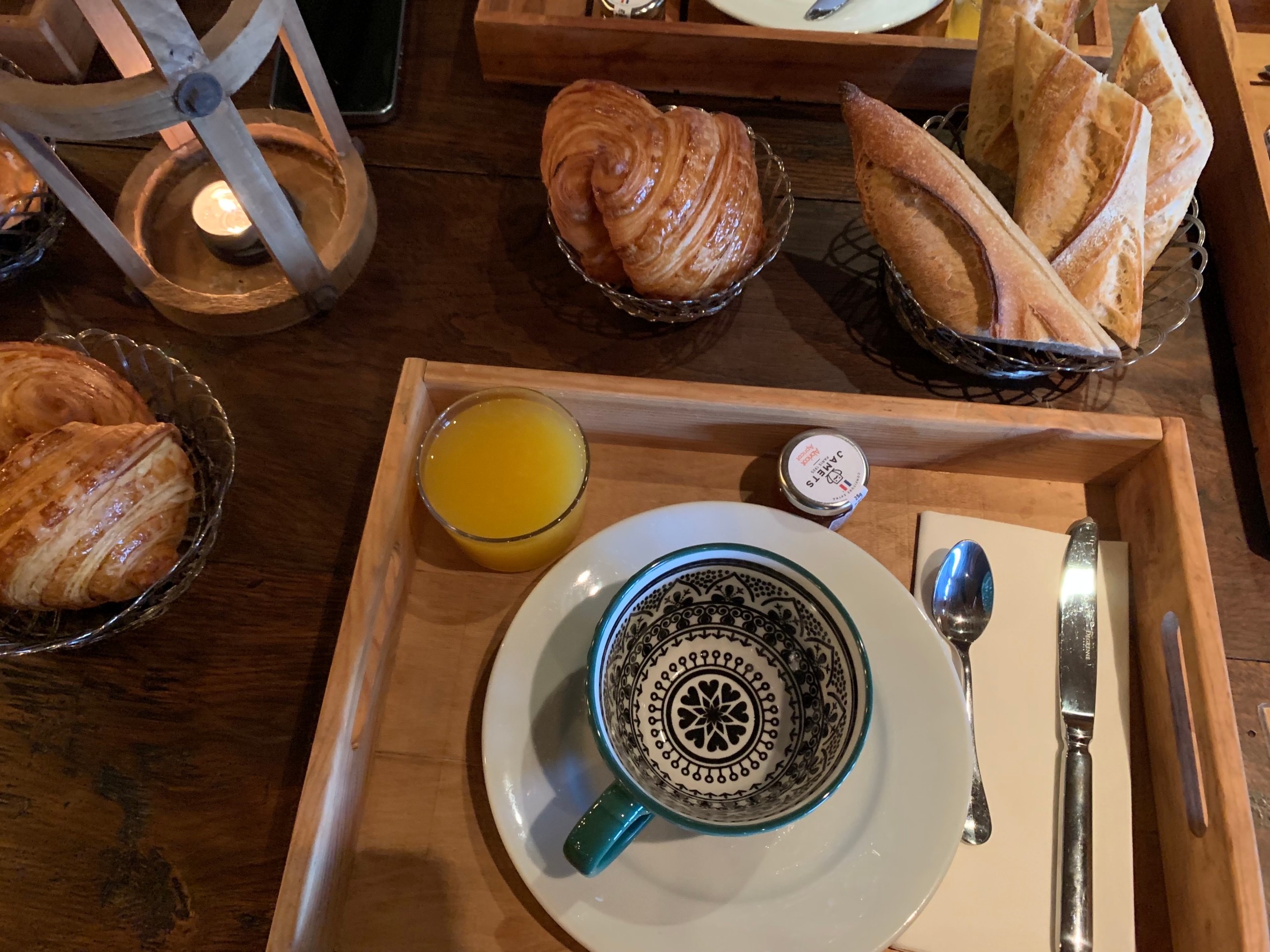 滞仏日記「フランスの田舎のホテルで仲間たちと、朝食、この長閑なひと時」